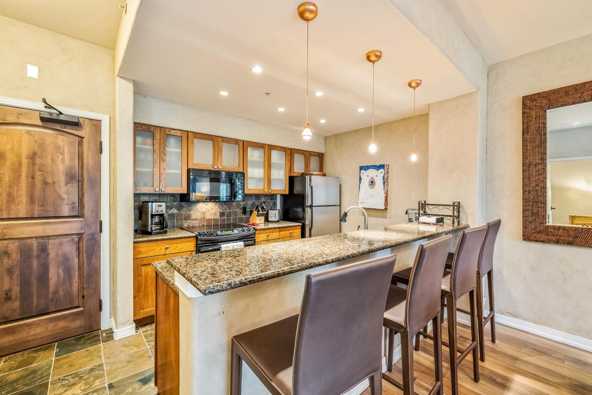 Luxe 2br Retreat - Balcony Views & Hiking Access Aparthotel *