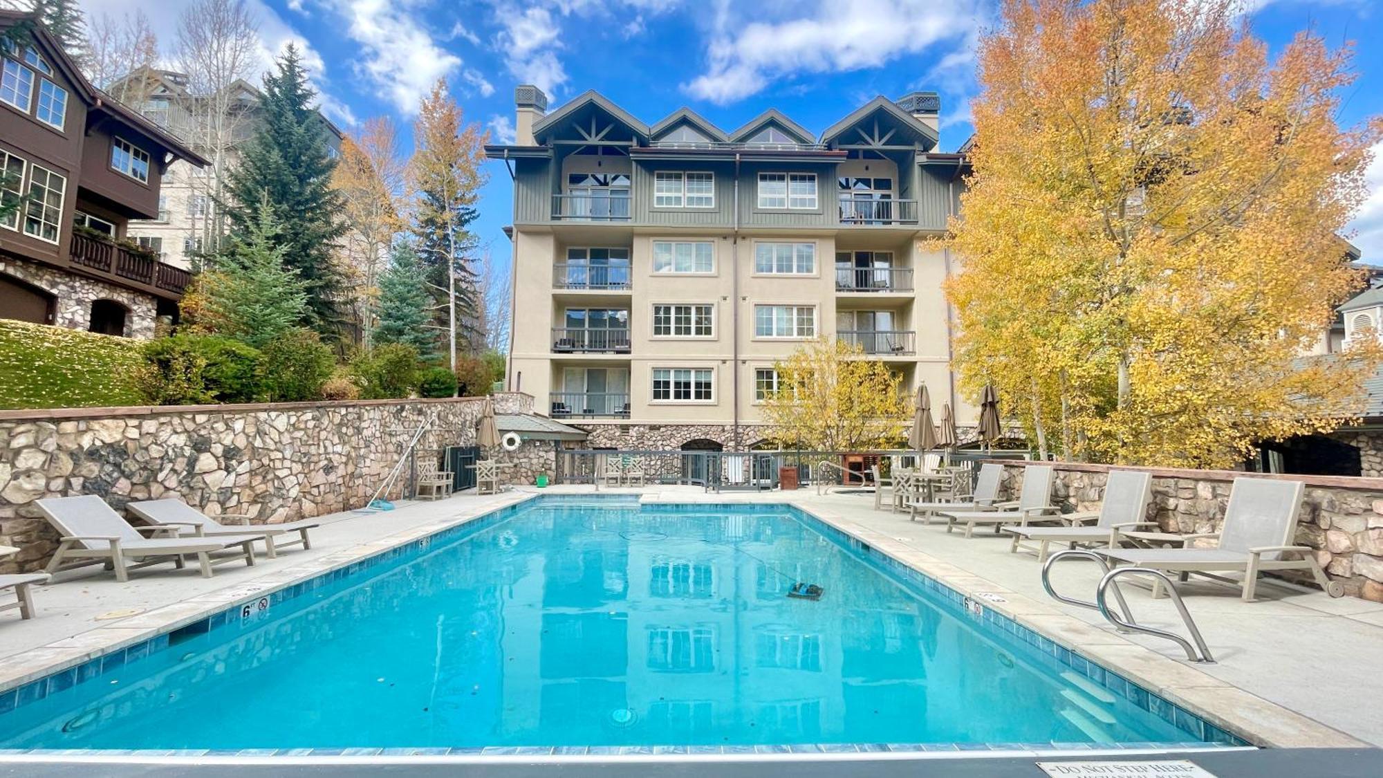 Aparthotel Luxe 2br Retreat - Balcony Views & Hiking Access