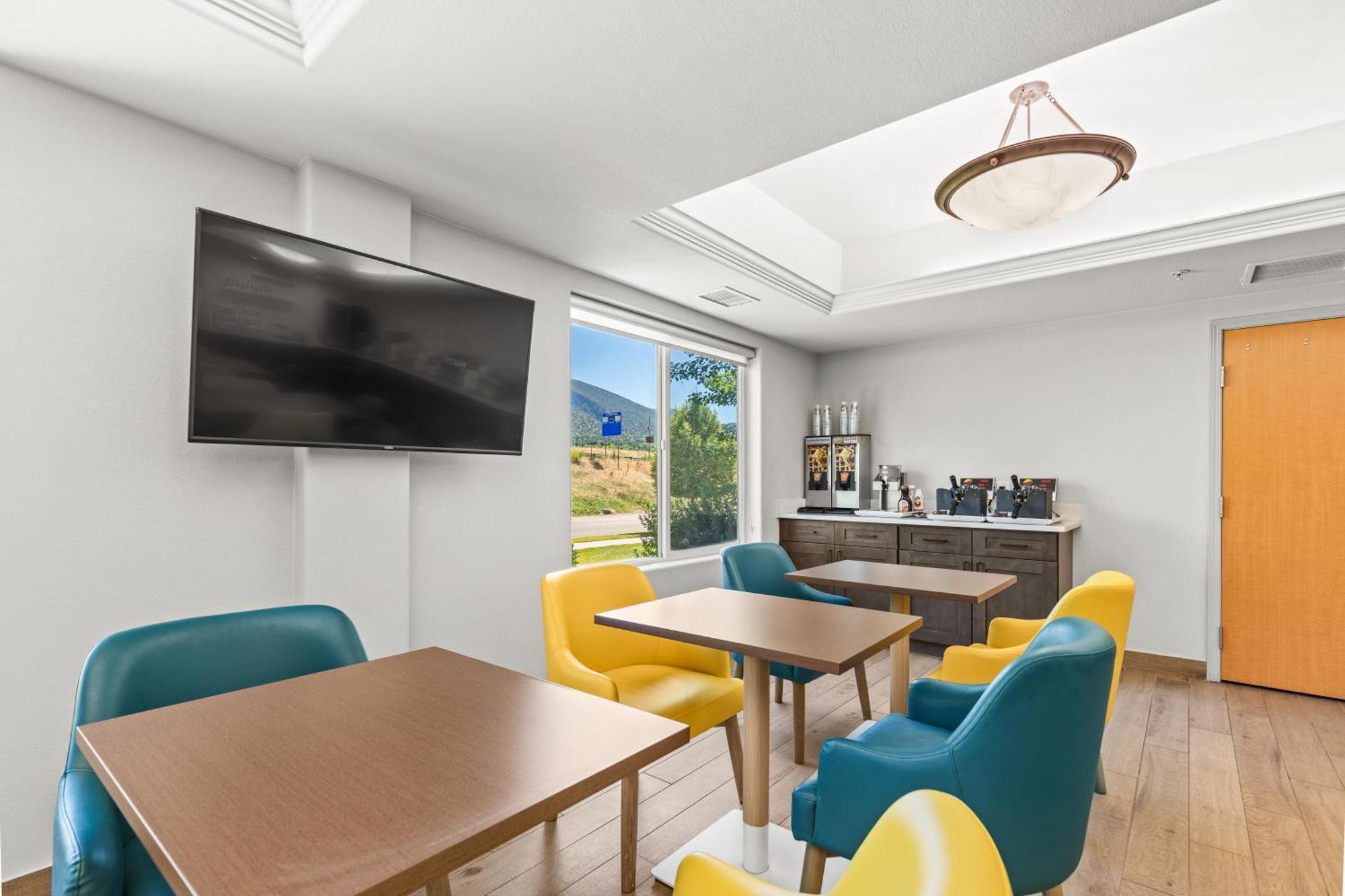 Hotel Comfort & On The River 3*