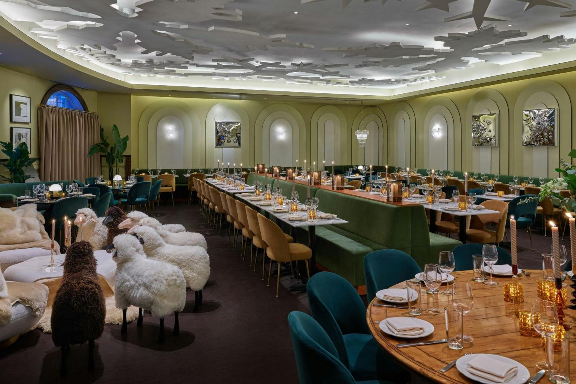 St. Regis Club, Hotel *