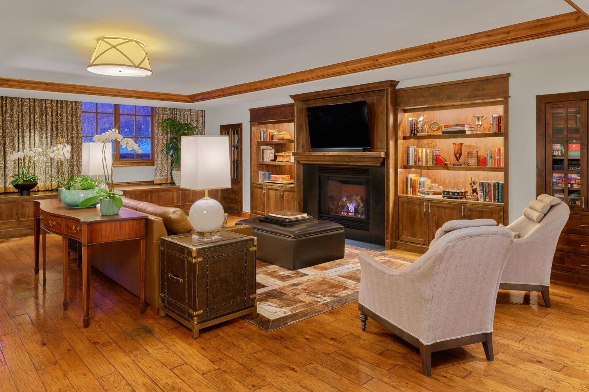 St. Regis Club, Hotel