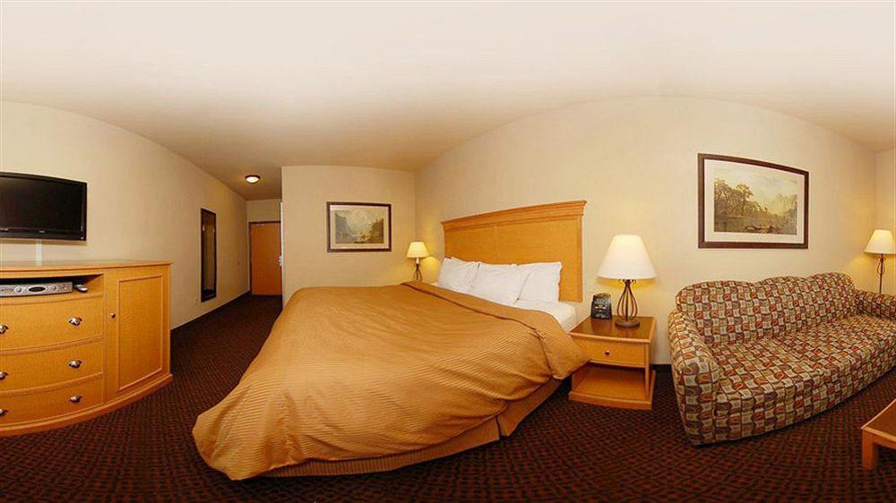 Hotel Comfort & On The River 3*