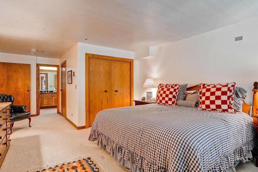 Kiva By East West 4*