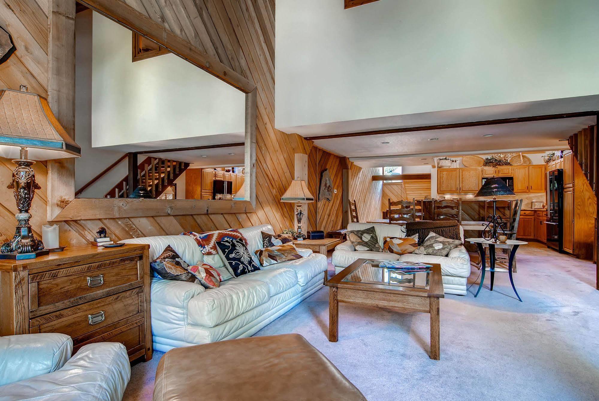 Ridgepoint Townhomes Apartment *