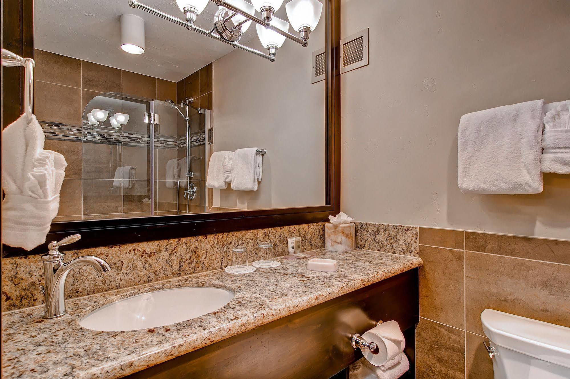 The At Hotel 3*