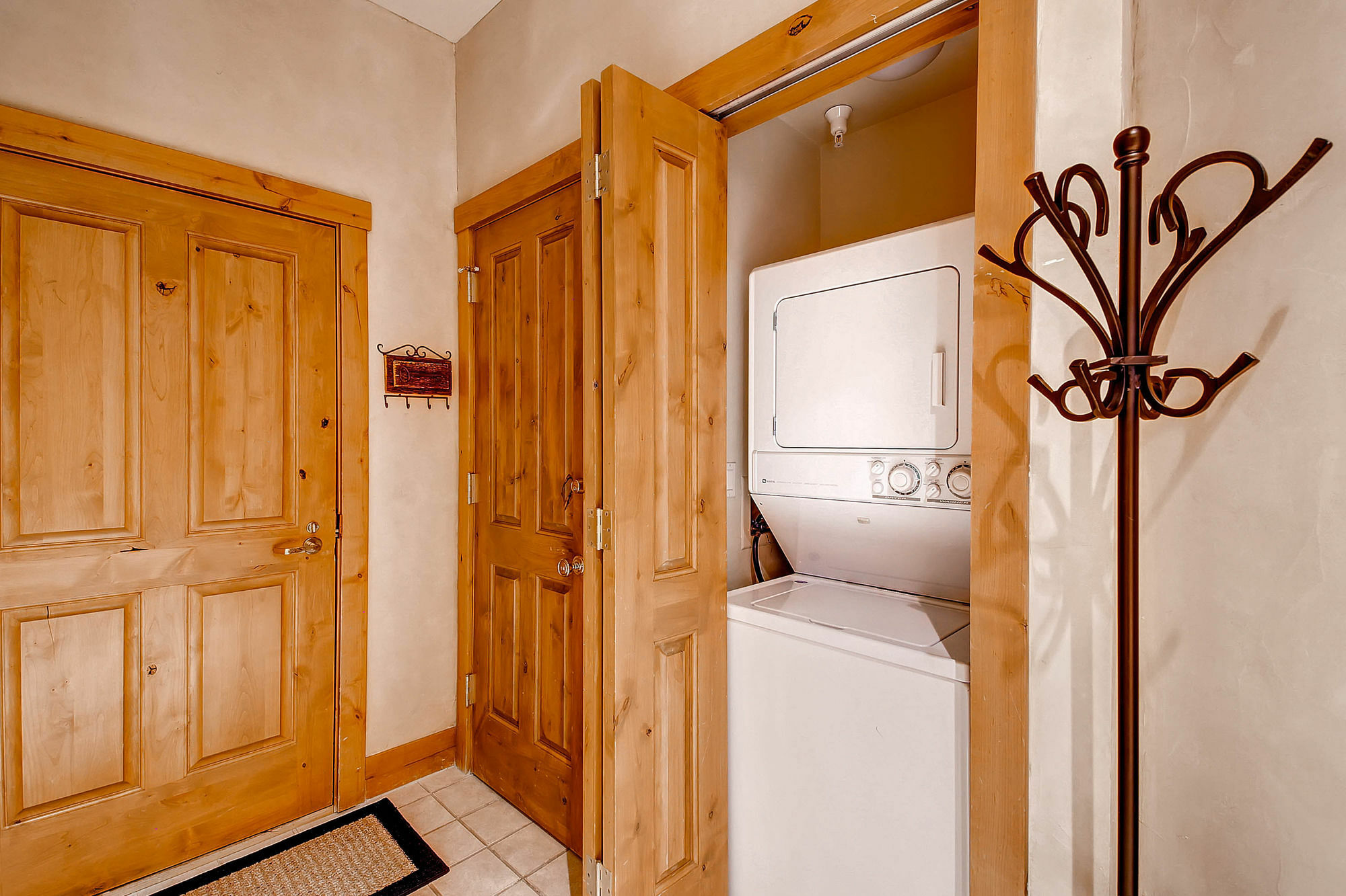 Villa Villa Montane By East West *