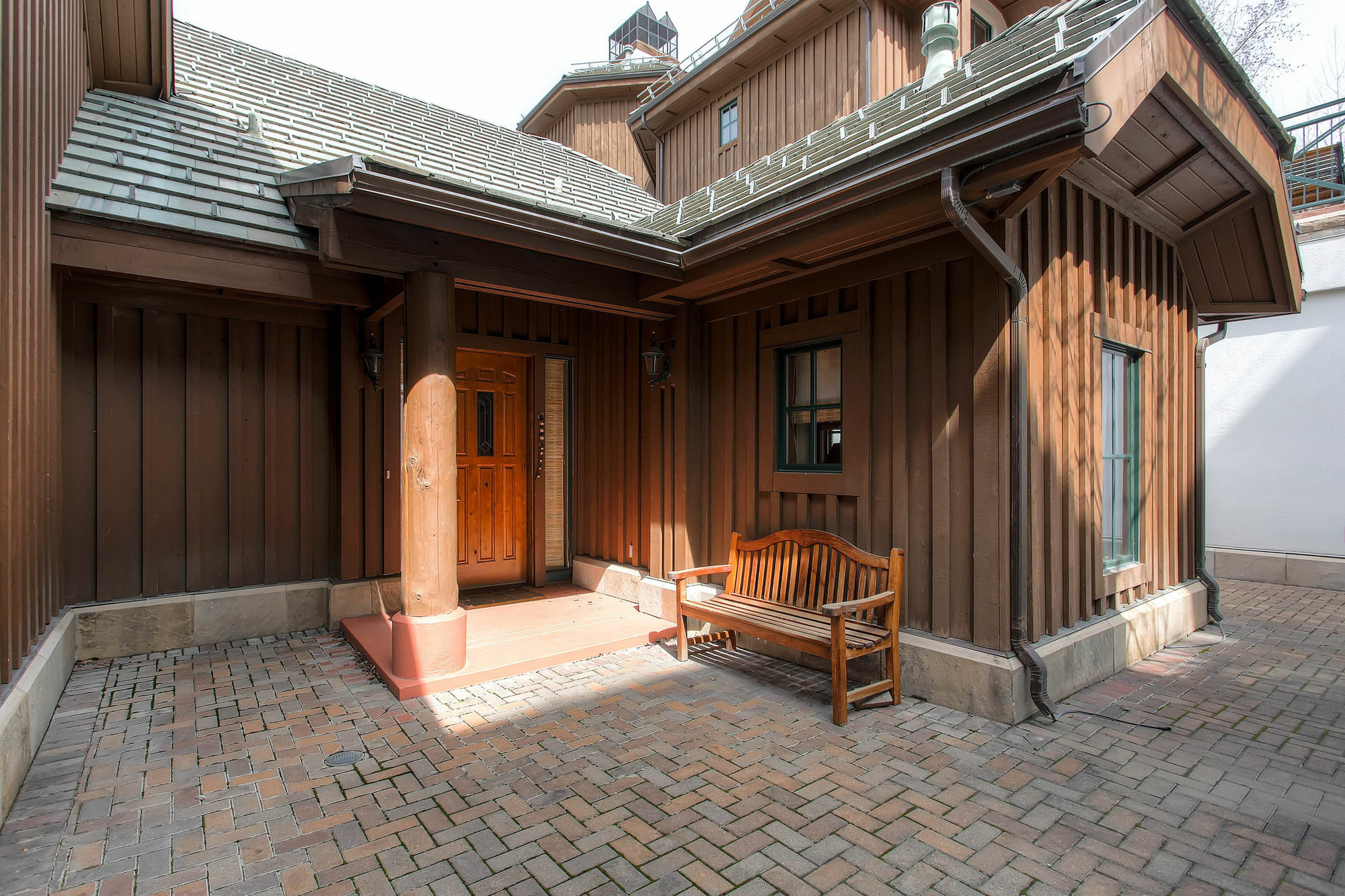 Villa Montane By East West *