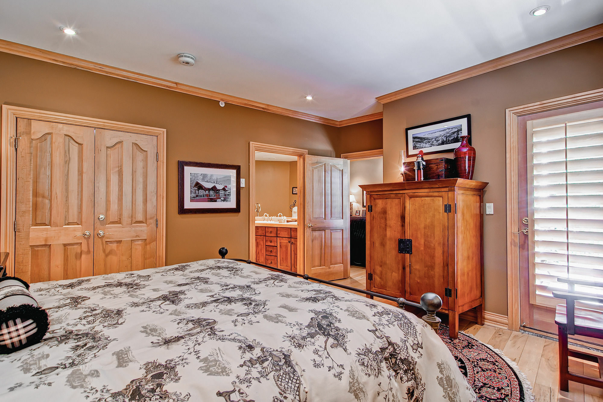 Oxford Court By East West Apartment *