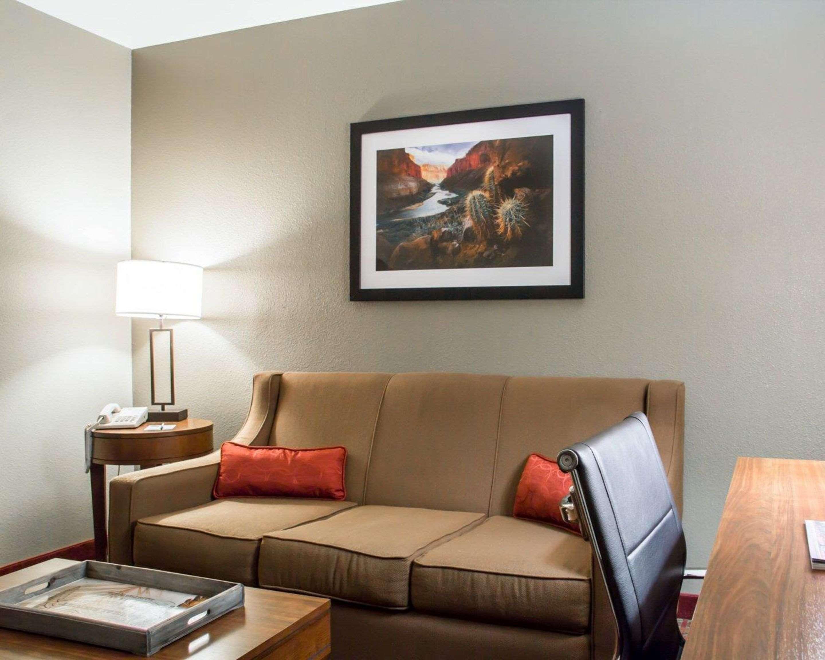 Comfort & On The Roaring Fork Hotel 2*