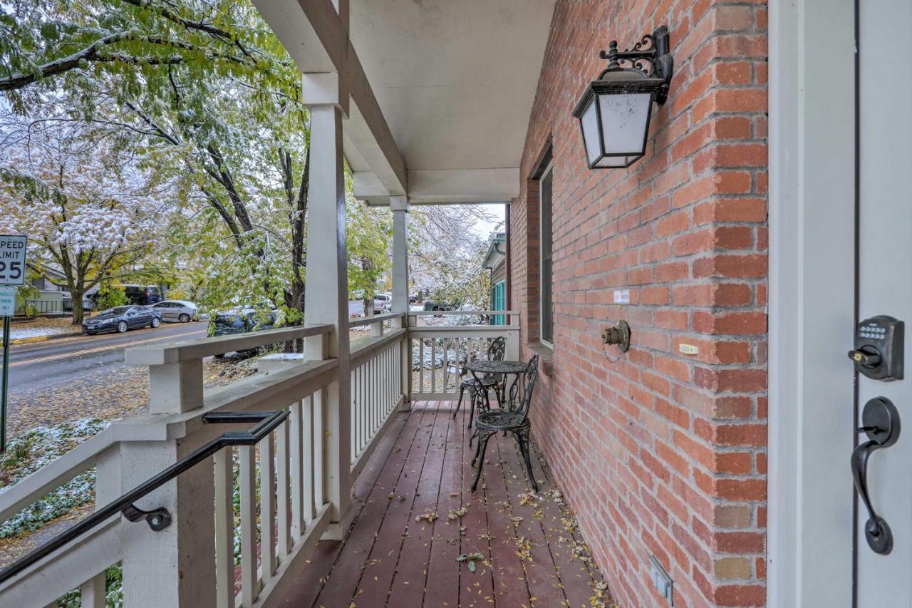 Cozy With 2 Decks! Apartment *