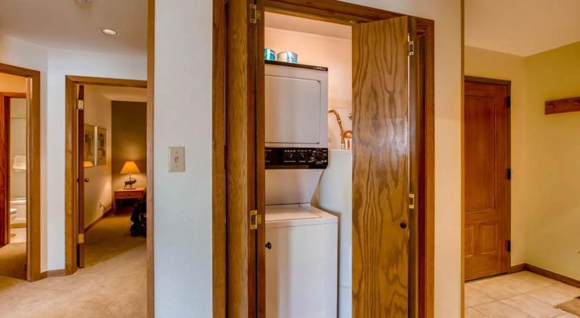 Cozy 2 Bedroom Sleeps 6 People Apartment *