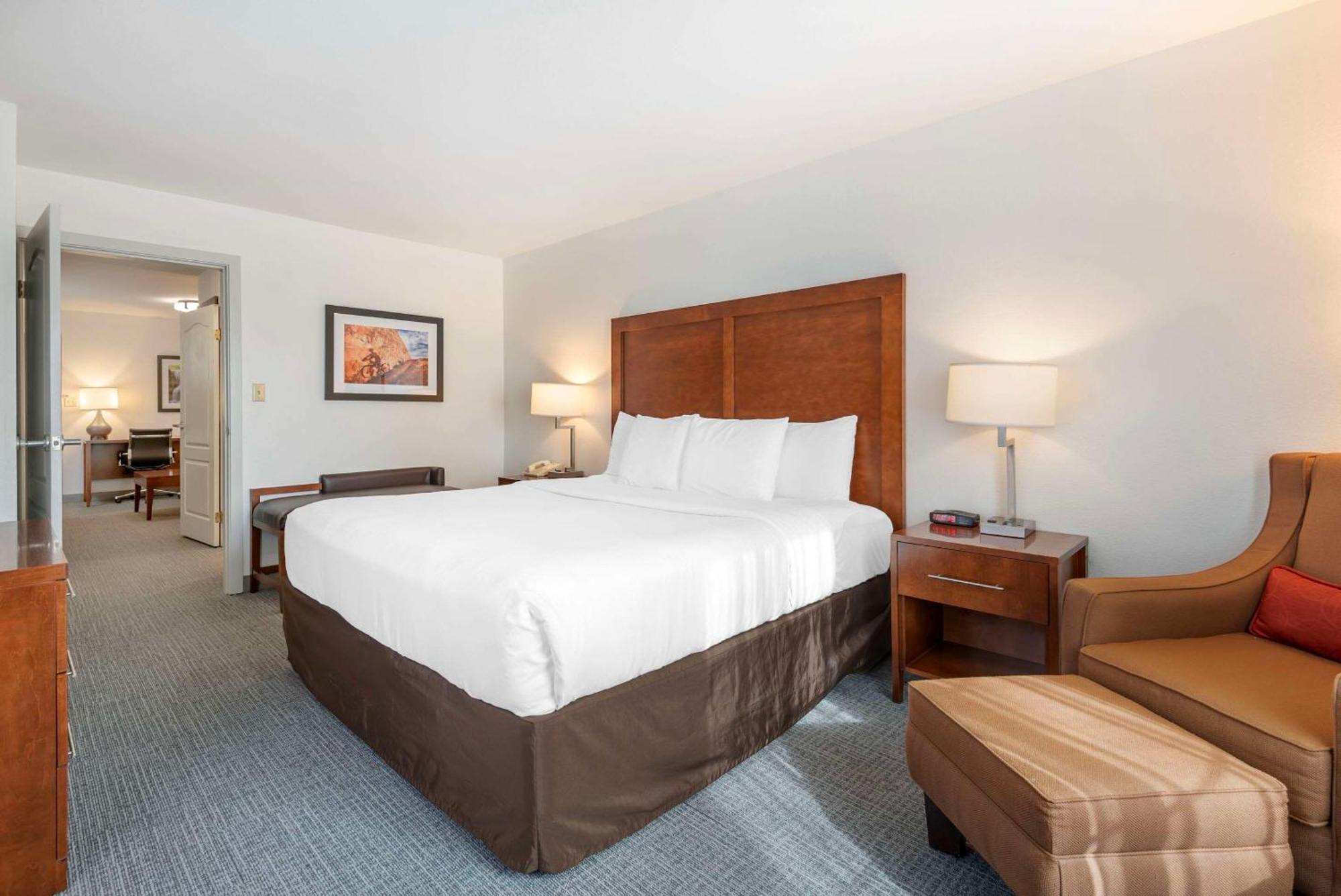 Comfort & On The Roaring Fork Hotel 2*