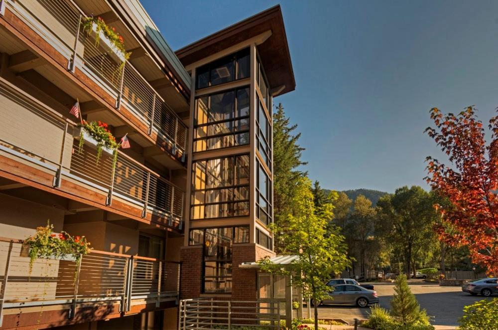 Chateau Eau Claire Unit 18, Spacious Overlooking The River With A Private Deck Holiday home Aspen
