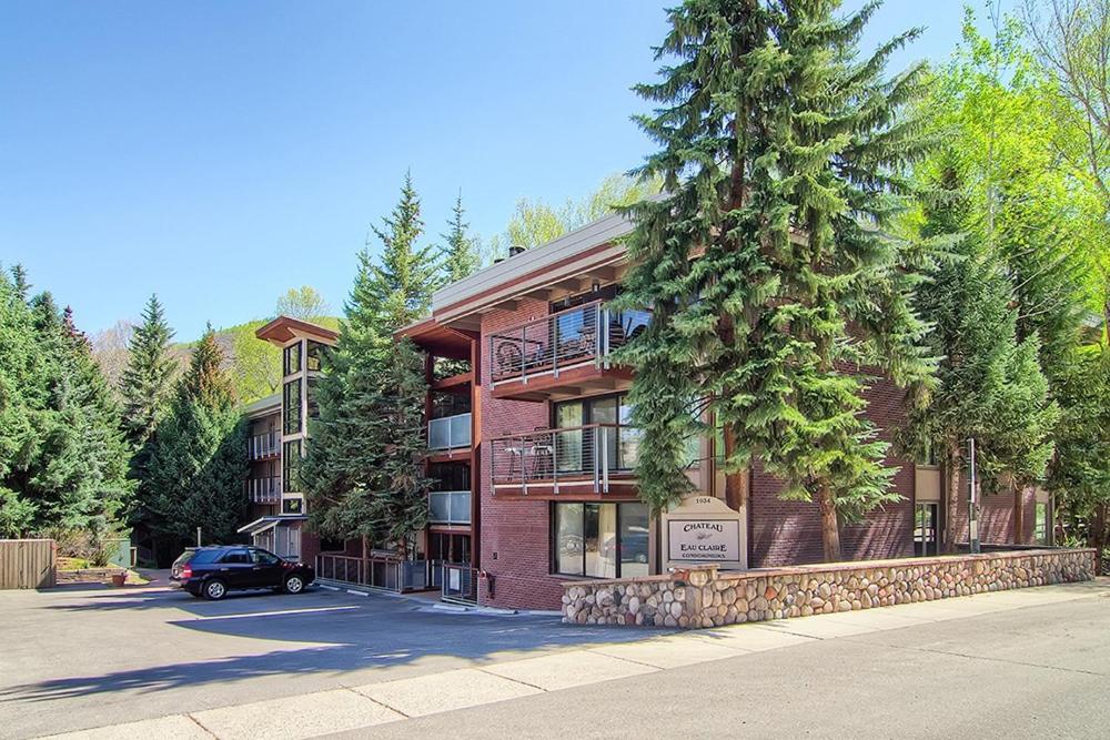 Chateau Eau Claire Unit 18, Spacious Overlooking The River With A Private Deck *