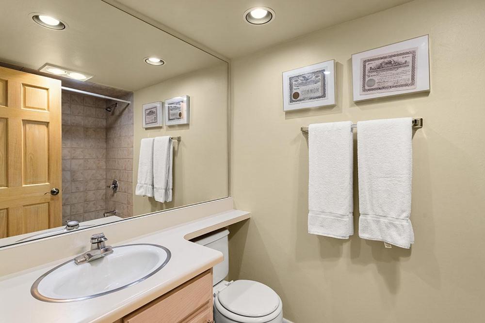 Chateau Eau Claire Unit 18, Spacious Overlooking The River With A Private Deck Holiday home *