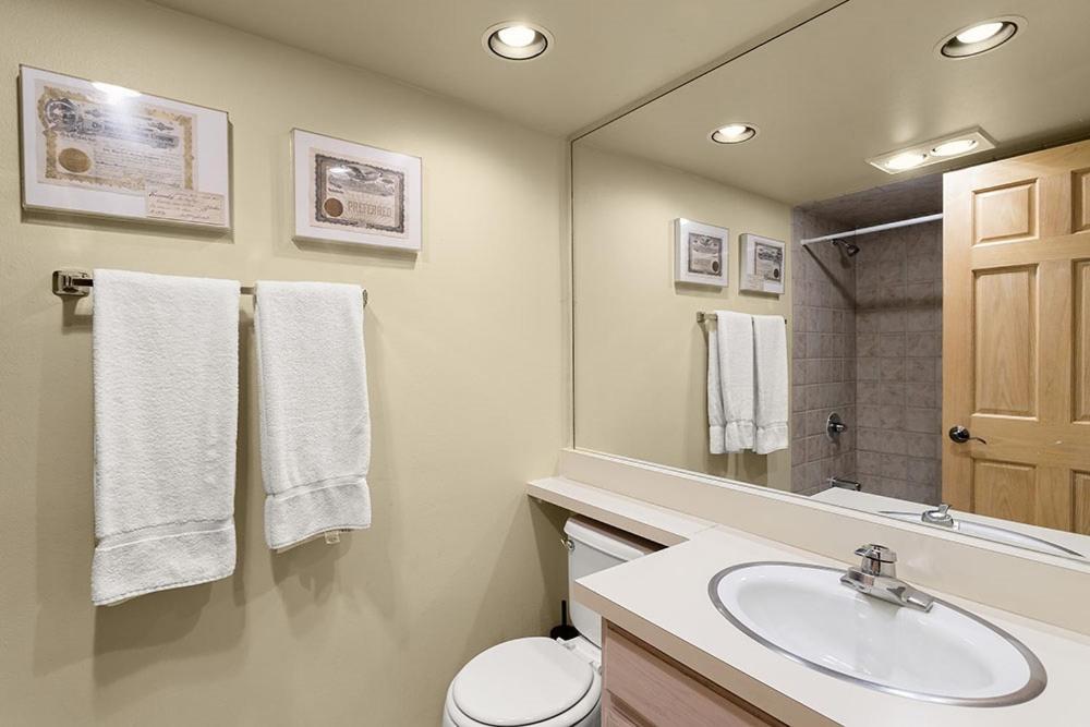 Chateau Eau Claire Unit 18, Spacious Overlooking The River With A Private Deck Holiday home