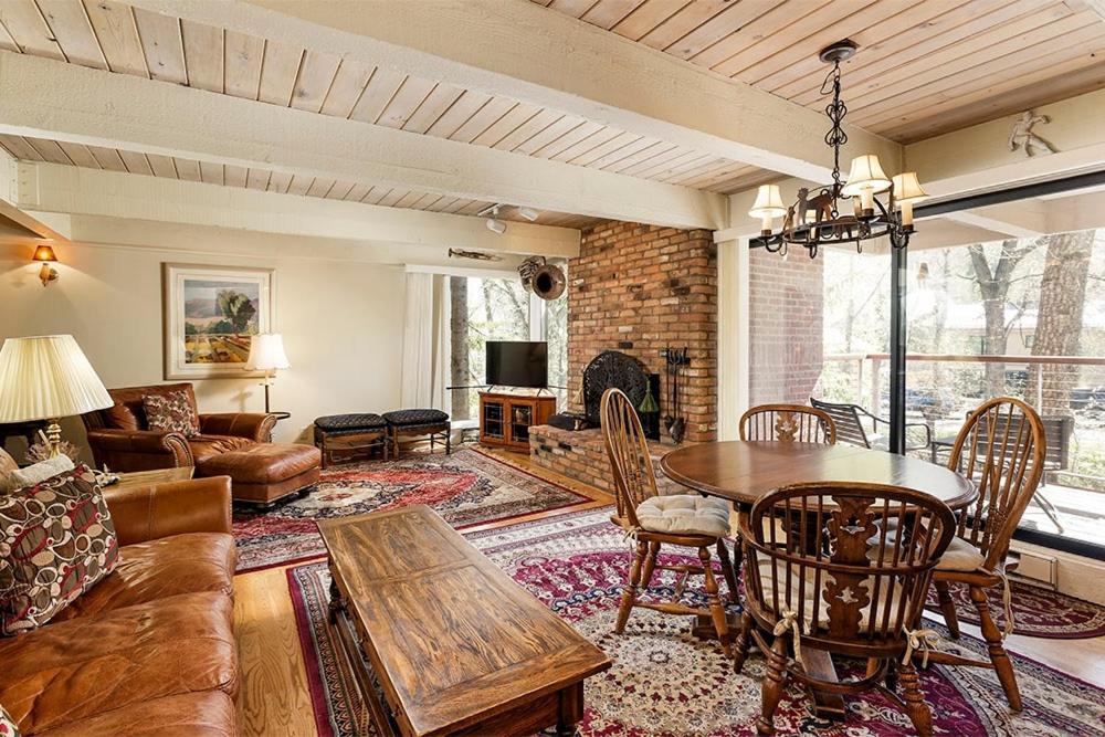 Holiday home Chateau Eau Claire Unit 18, Spacious Overlooking The River With A Private Deck *