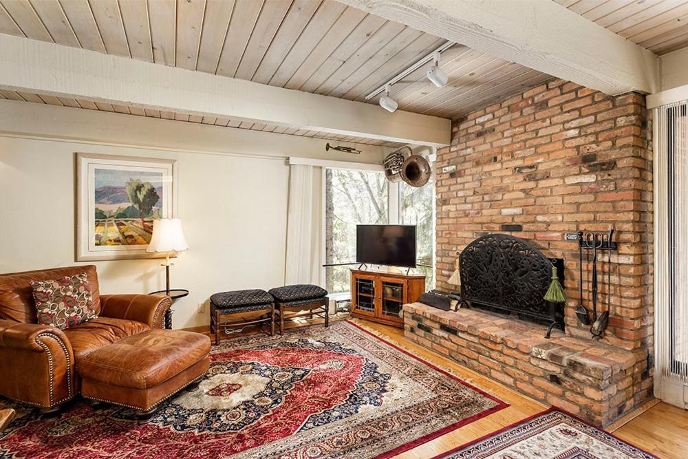 Holiday home Chateau Eau Claire Unit 18, Spacious Overlooking The River With A Private Deck Aspen