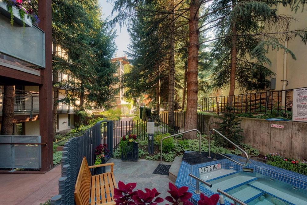 Chateau Eau Claire Unit 18, Spacious Overlooking The River With A Private Deck Holiday home *