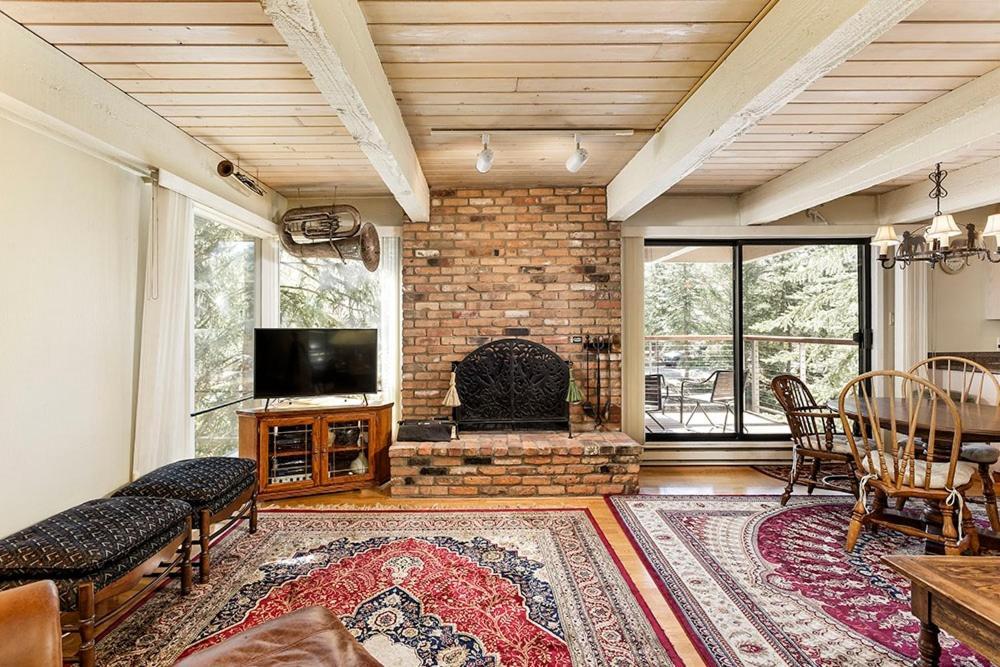 Chateau Eau Claire Unit 18, Spacious Overlooking The River With A Private Deck Holiday home