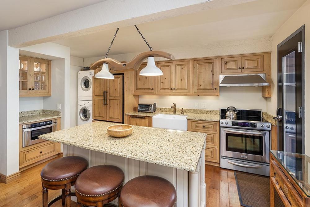 Chateau Roaring Fork Unit 38, With Private Deck, 4 Blocks From Downtown Holiday home Aspen